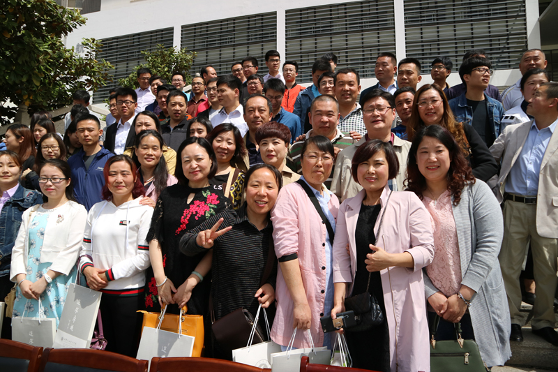 王翠云老师在校史馆为校友们讲解现代汽车学院崔英玲老师在实训中心为